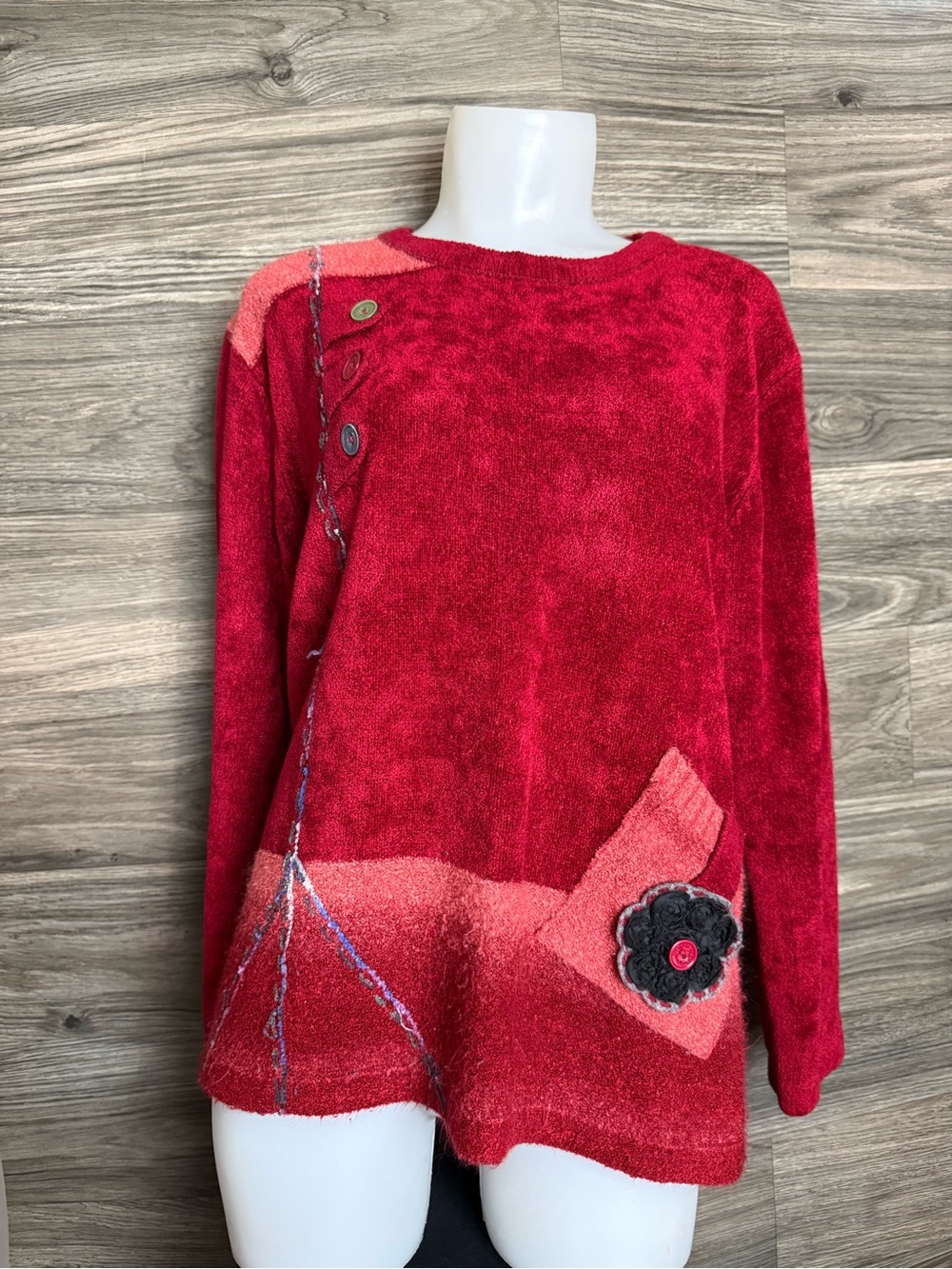 Vtg Moffi Red and Coral Crewneck knit Sweater with flower embelishments XL.